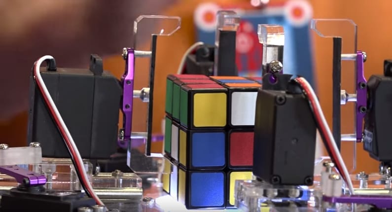 友晶TERASIC解魔術(shù)方塊機(jī)器人